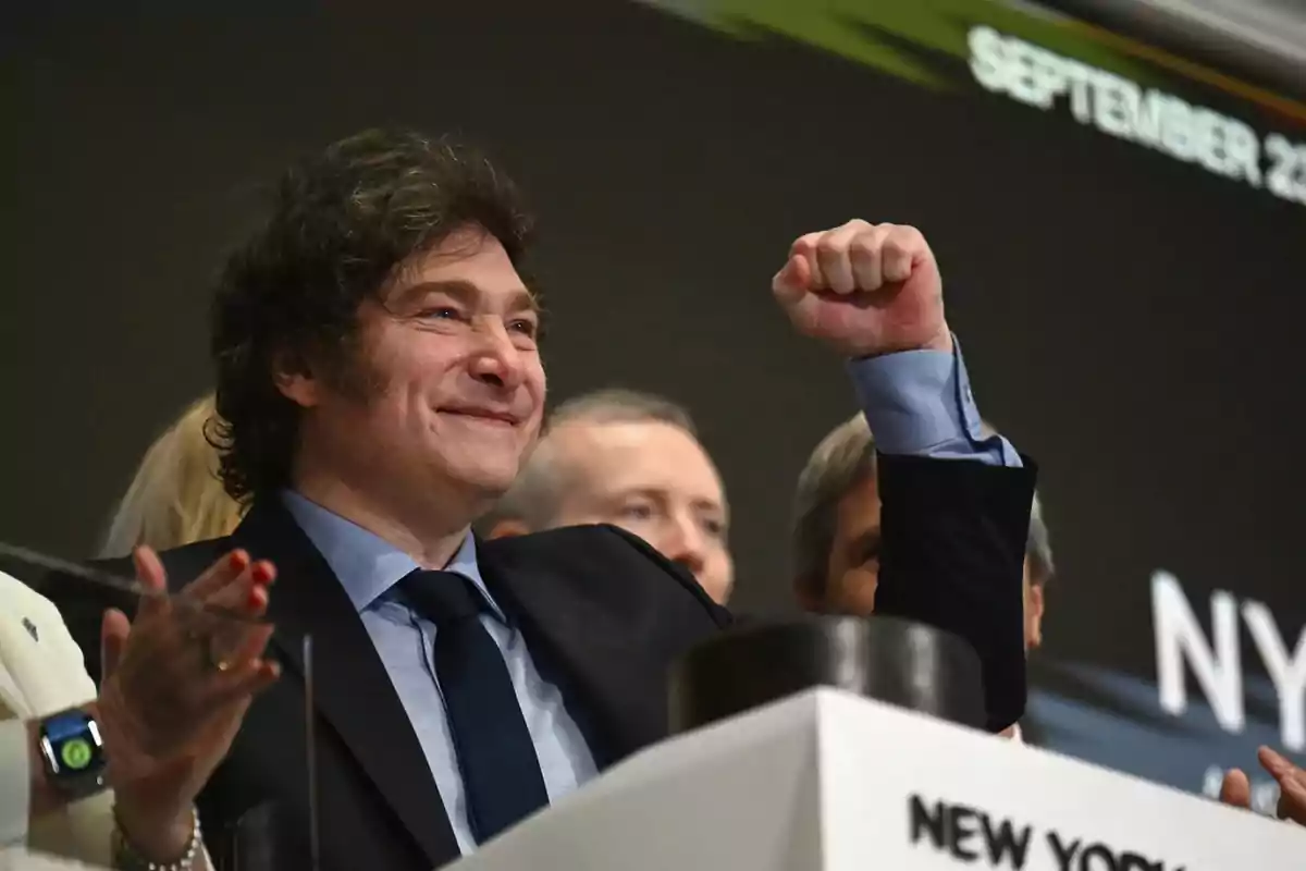 Un hombre sonriente con el puño levantado en un evento en Nueva York.