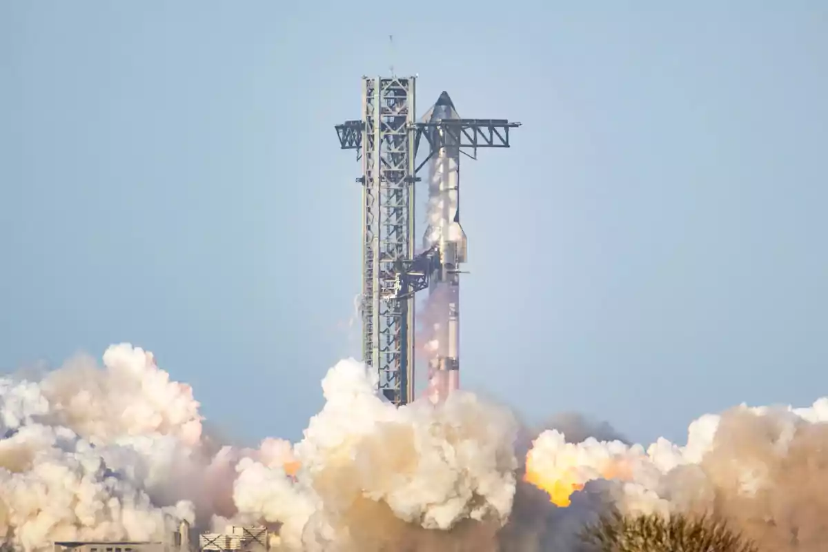 Cohete despegando desde una plataforma de lanzamiento con humo y fuego en la base