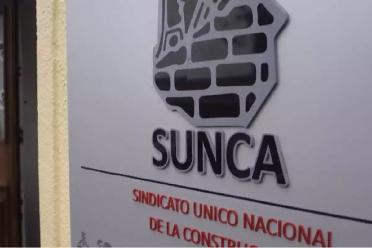 Cartel del SUNCA con el logo de un puño y letras que identifican al Sindicato Único Nacional de la Construcción Cartel del SUNCA con el logo de un puño y letras que identifican al Sindicato Único Nacional de la Construcción