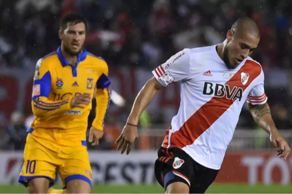 Dos futbolistas disputan el balón durante un partido entre River Plate y Tigres UANL Dos futbolistas disputan el balón durante un partido entre River Plate y Tigres UANL