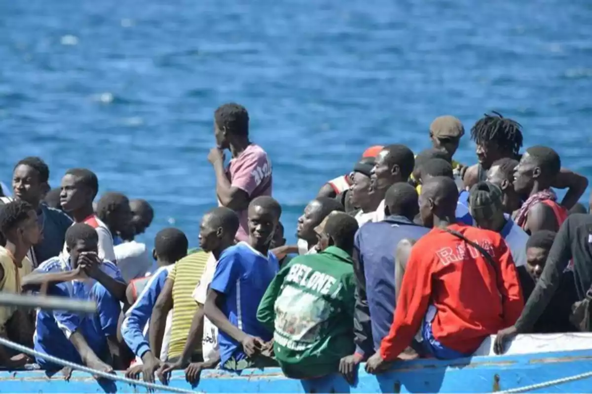 Un grupo de personas en un bote sobre el agua.