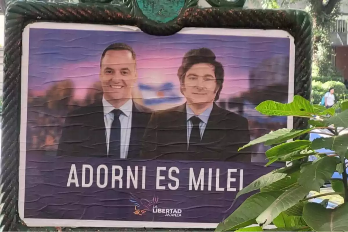 Un cartel político muestra a dos hombres con trajes oscuros y corbatas, con el texto Un cartel político muestra a dos hombres con trajes oscuros y corbatas, con el texto
