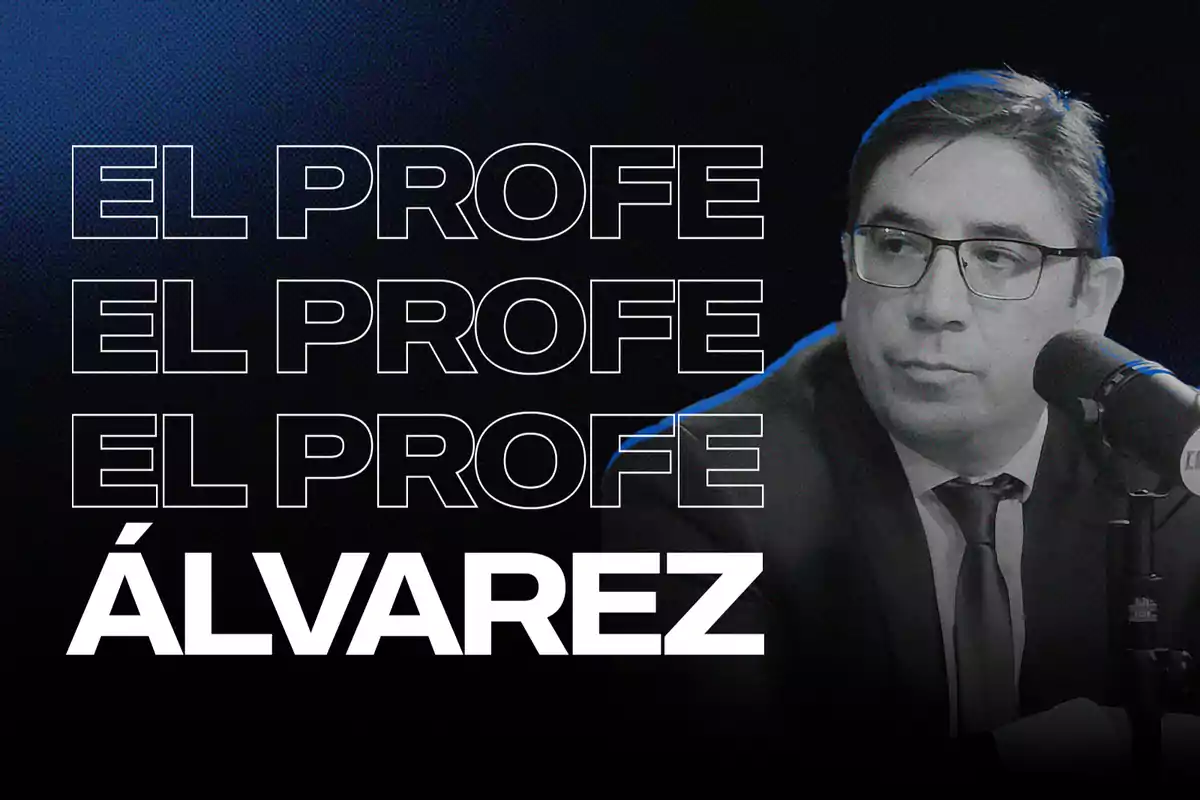 Un hombre con gafas y traje está frente a un micrófono con el texto "El Profe Álvarez" en un fondo oscuro.