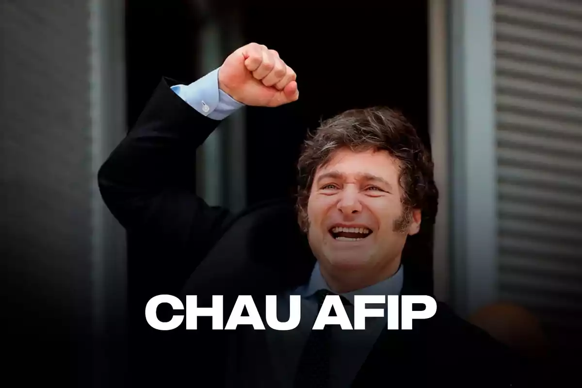 Hombre sonriente con el puño levantado y texto "CHAU AFIP" en la parte inferior.