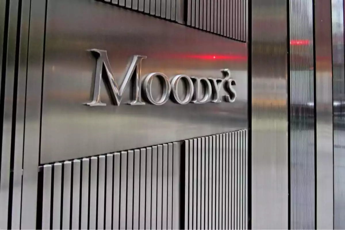Edificio con el logotipo de Moody's en una fachada metálica.