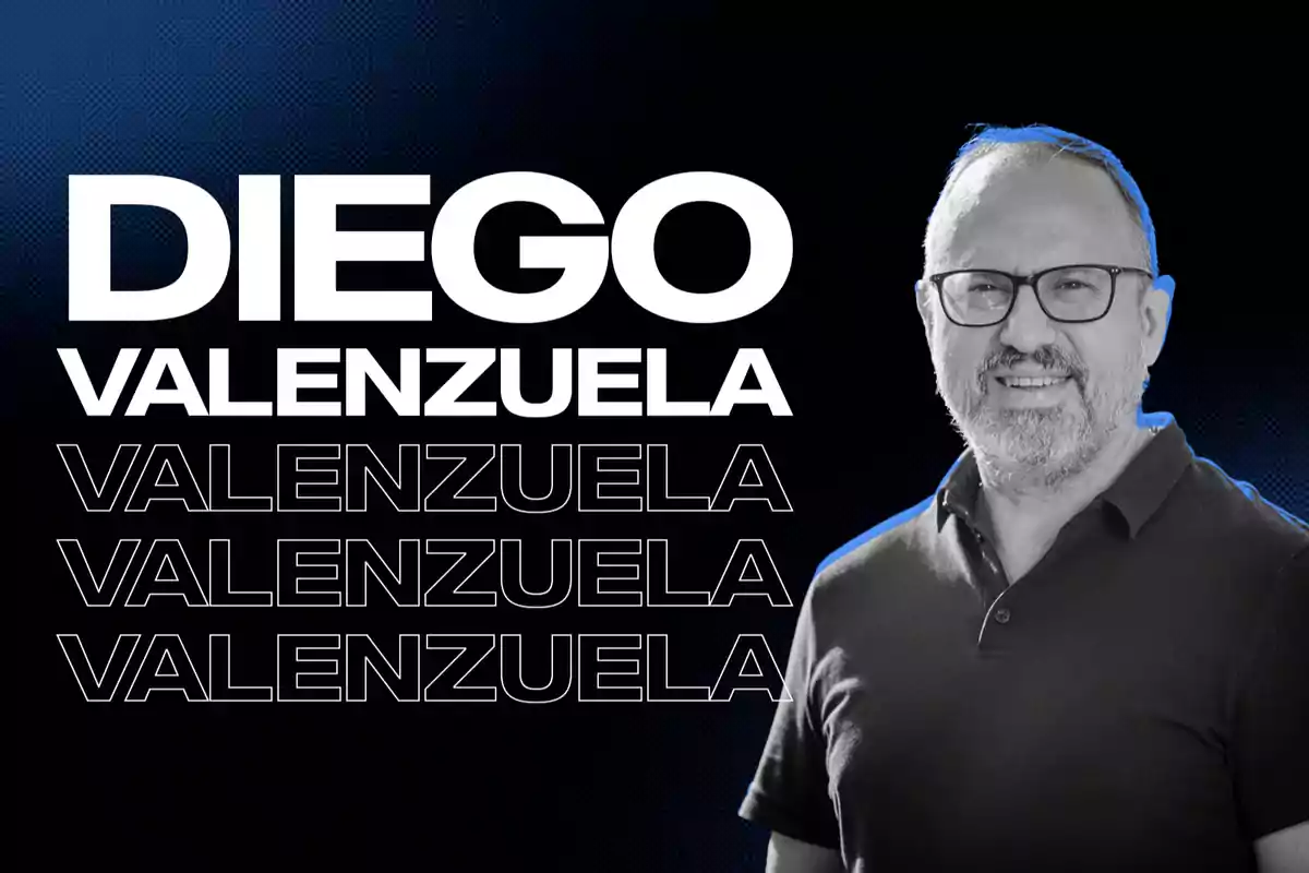 Hombre con gafas y barba sonríe frente a un fondo oscuro con texto grande que dice "Diego Valenzuela".