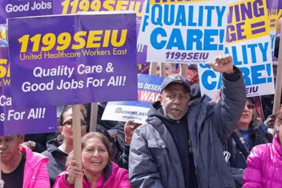 Personas en una manifestación sosteniendo carteles de 1199SEIU que piden atención de calidad y buenos empleos para todos.