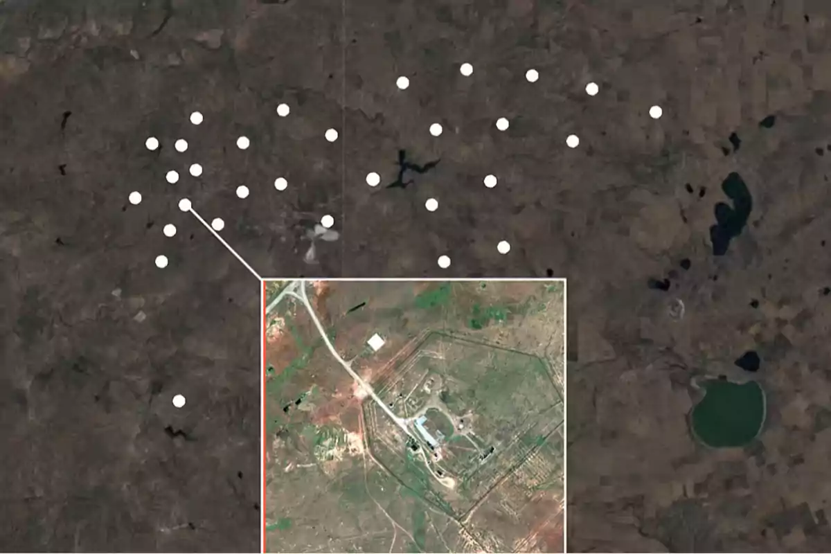 Vista satelital de un terreno con varios puntos blancos distribuidos y un recuadro ampliado mostrando detalles de una estructura en el suelo Vista satelital de un terreno con varios puntos blancos distribuidos y un recuadro ampliado mostrando detalles de una estructura en el suelo