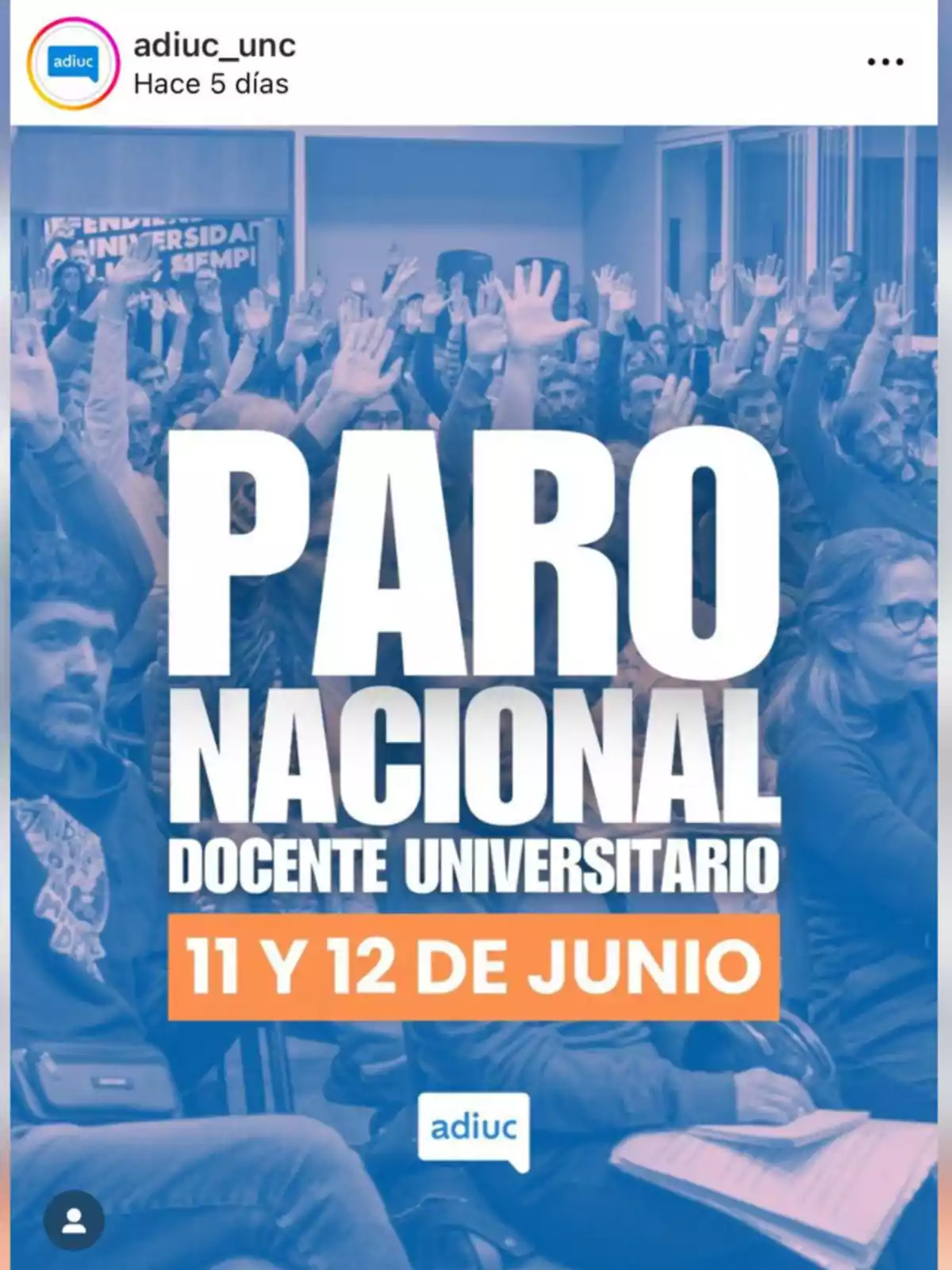 Un grupo numeroso de personas con las manos levantadas en señal de votación o apoyo, con un cartel en el centro que anuncia paro nacional docente universitario los días 11 y 12 de junio Un grupo numeroso de personas con las manos levantadas en señal de votación o apoyo, con un cartel en el centro que anuncia paro nacional docente universitario los días 11 y 12 de junio