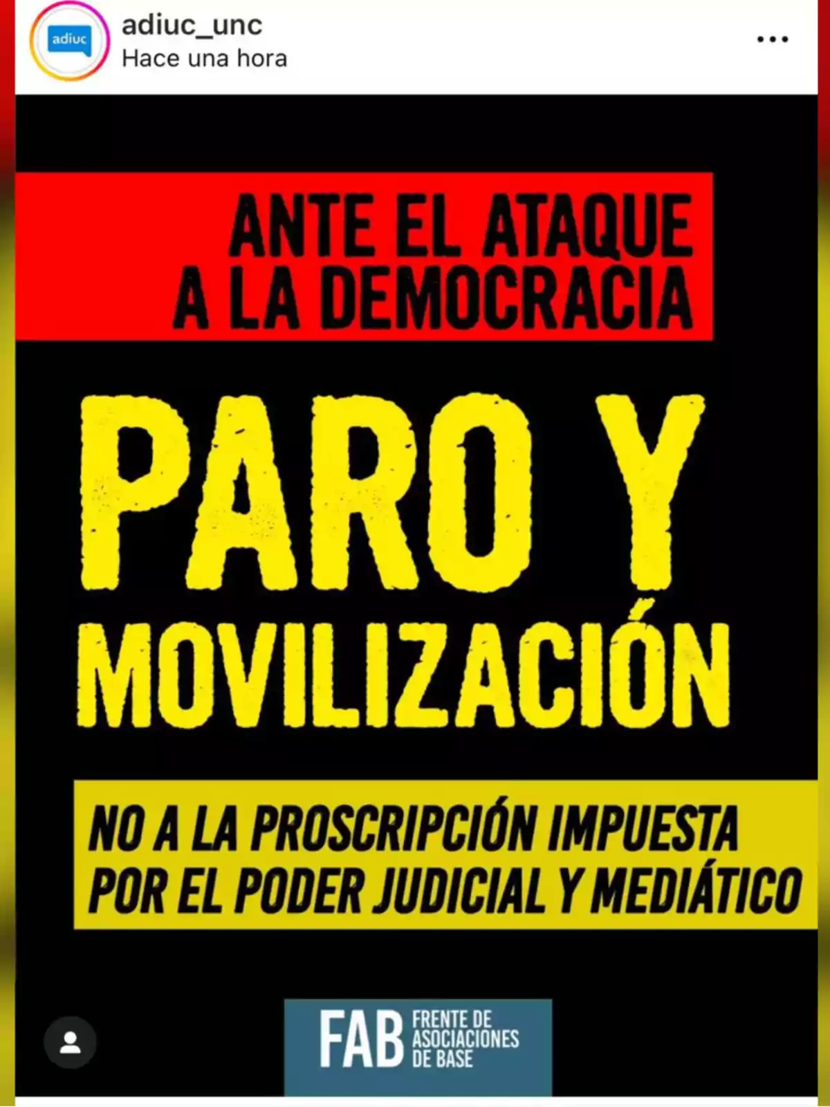 Afiche con fondo negro, rojo y amarillo que anuncia un paro y movilización en defensa de la democracia y rechaza la proscripción impuesta por el poder judicial y mediático, firmado por el Frente de Asociaciones de Base Afiche con fondo negro, rojo y amarillo que anuncia un paro y movilización en defensa de la democracia y rechaza la proscripción impuesta por el poder judicial y mediático, firmado por el Frente de Asociaciones de Base