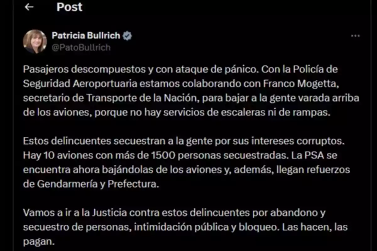 Una publicación de Patricia Bullrich en la que describe una situación de pasajeros varados en aviones debido a la falta de servicios de escaleras y rampas, mencionando la colaboración con la Policía de Seguridad Aeroportuaria y el secretario de Transporte para resolver el problema. También acusa a ciertos individuos de secuestrar personas por intereses corruptos y anuncia acciones legales contra ellos.