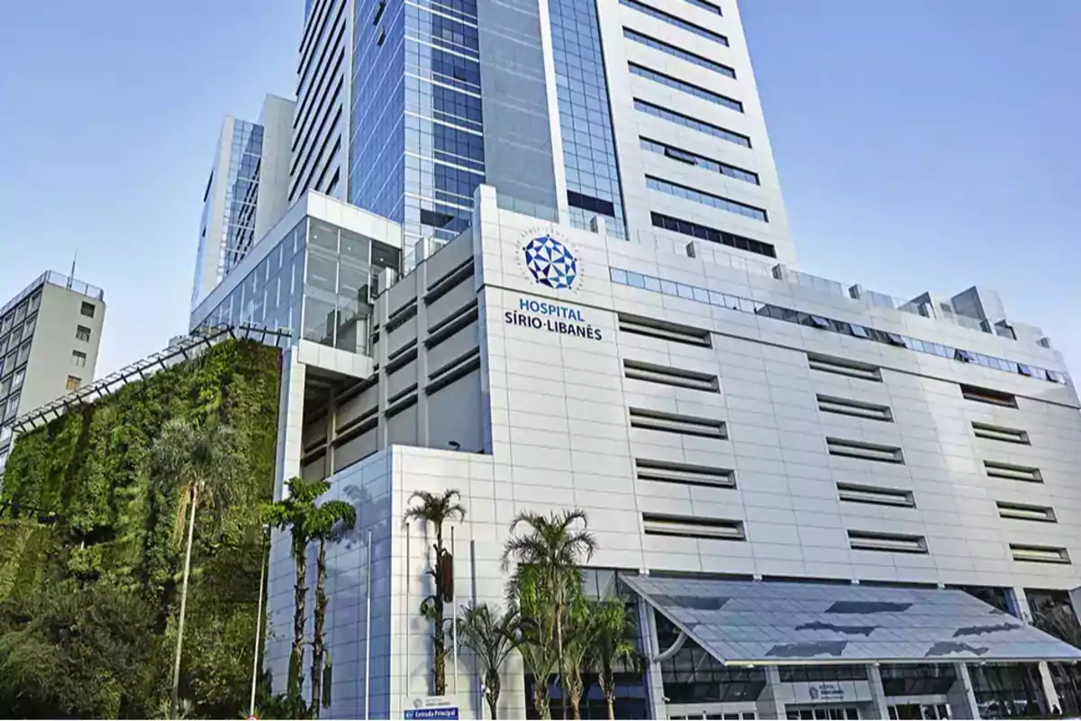 Edificio moderno del Hospital Sirio-Libanés con fachada de vidrio y vegetación vertical.