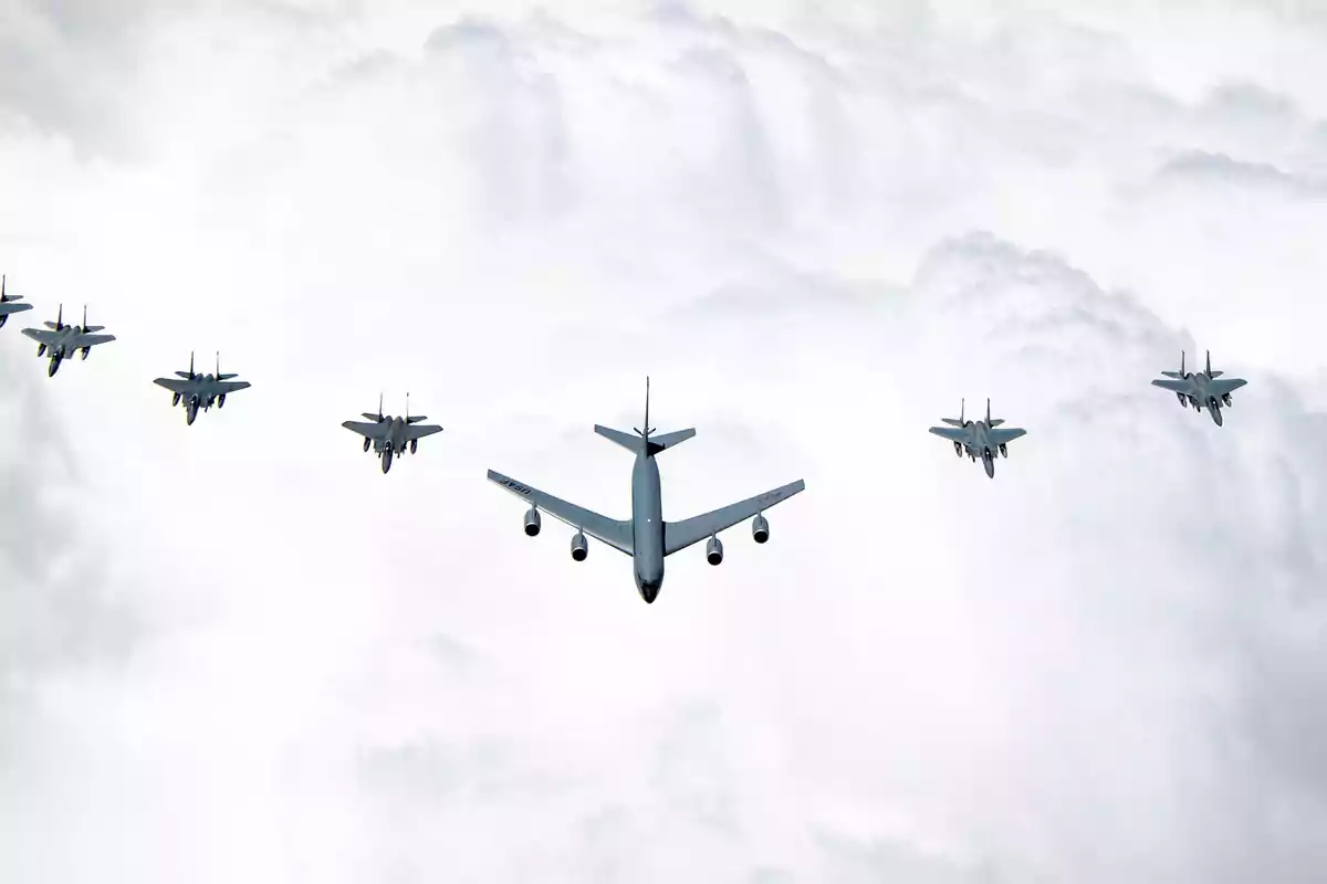 Formación de aviones militares volando entre las nubes Formación de aviones militares volando entre las nubes