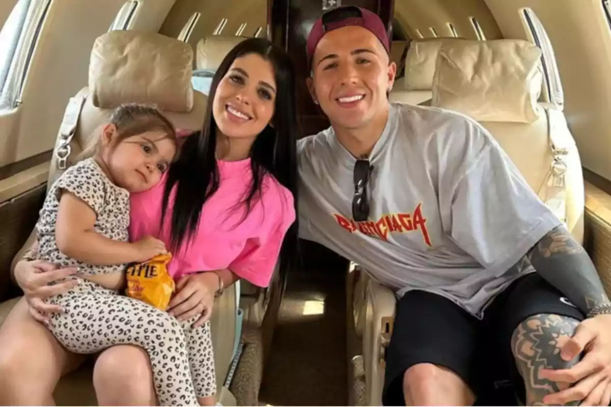 Una familia sonriente sentada en un avión privado.