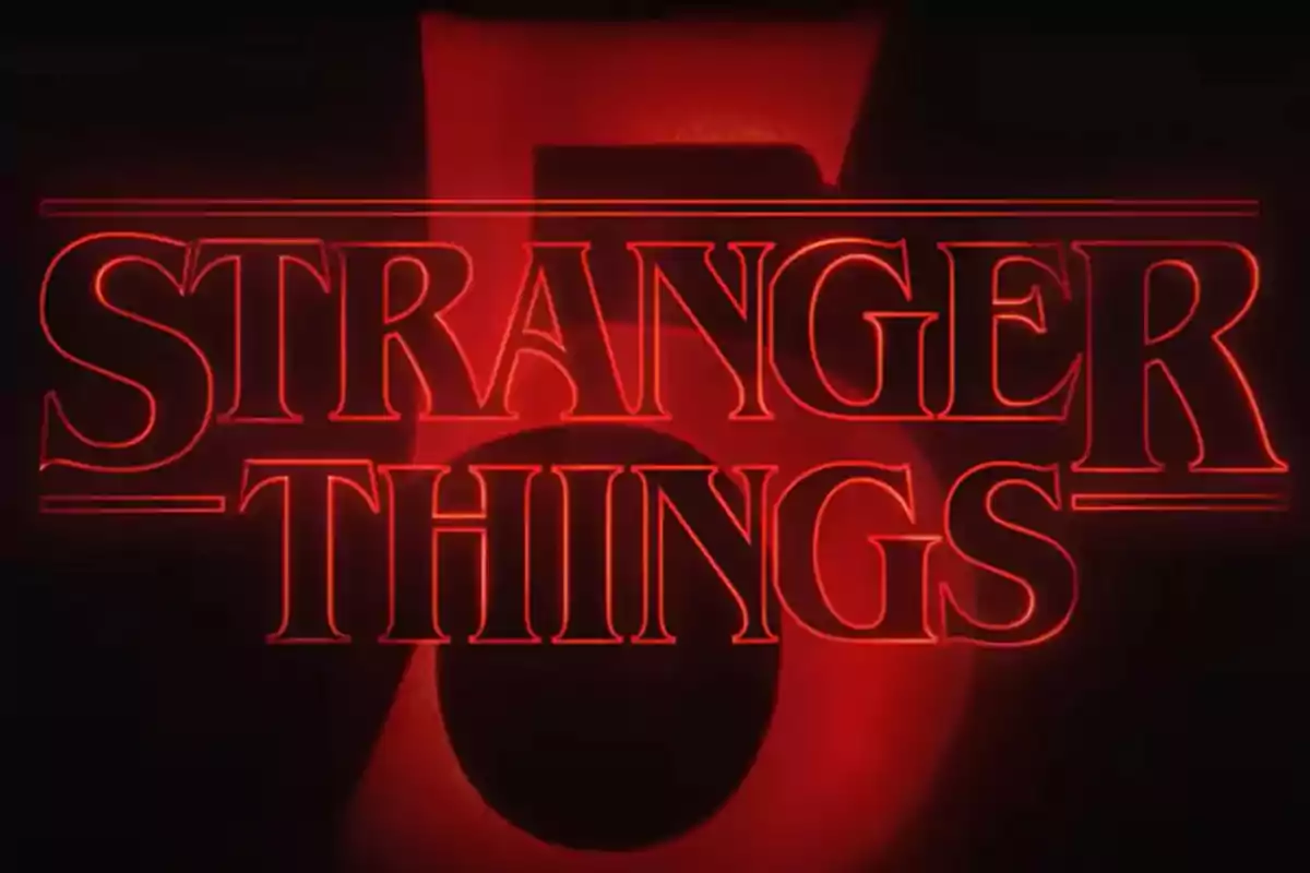 Logo de Stranger Things 5 con letras rojas sobre un fondo oscuro.