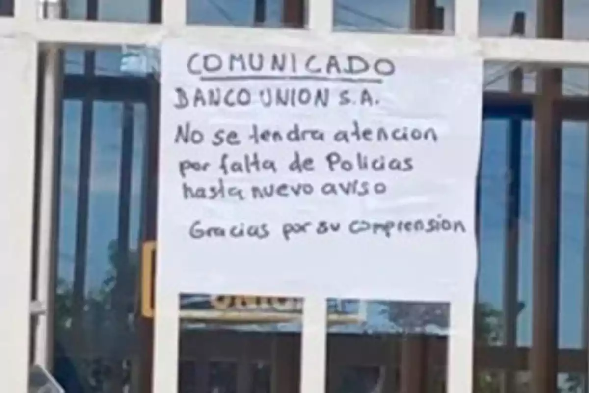 Handwritten sign posted on the bank door informing that there will be no service to the public due to a lack of police officers until further notice and thanking for your understanding. Handwritten sign posted on the bank door informing that there will be no service to the public due to a lack of police officers until further notice and thanking for your understanding.
