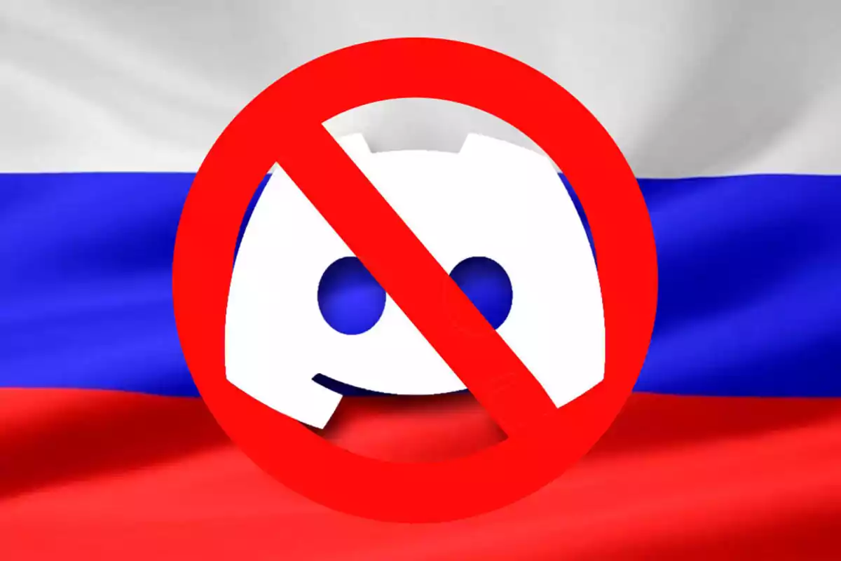 Logo de Discord con un símbolo de prohibición sobre la bandera de Rusia.