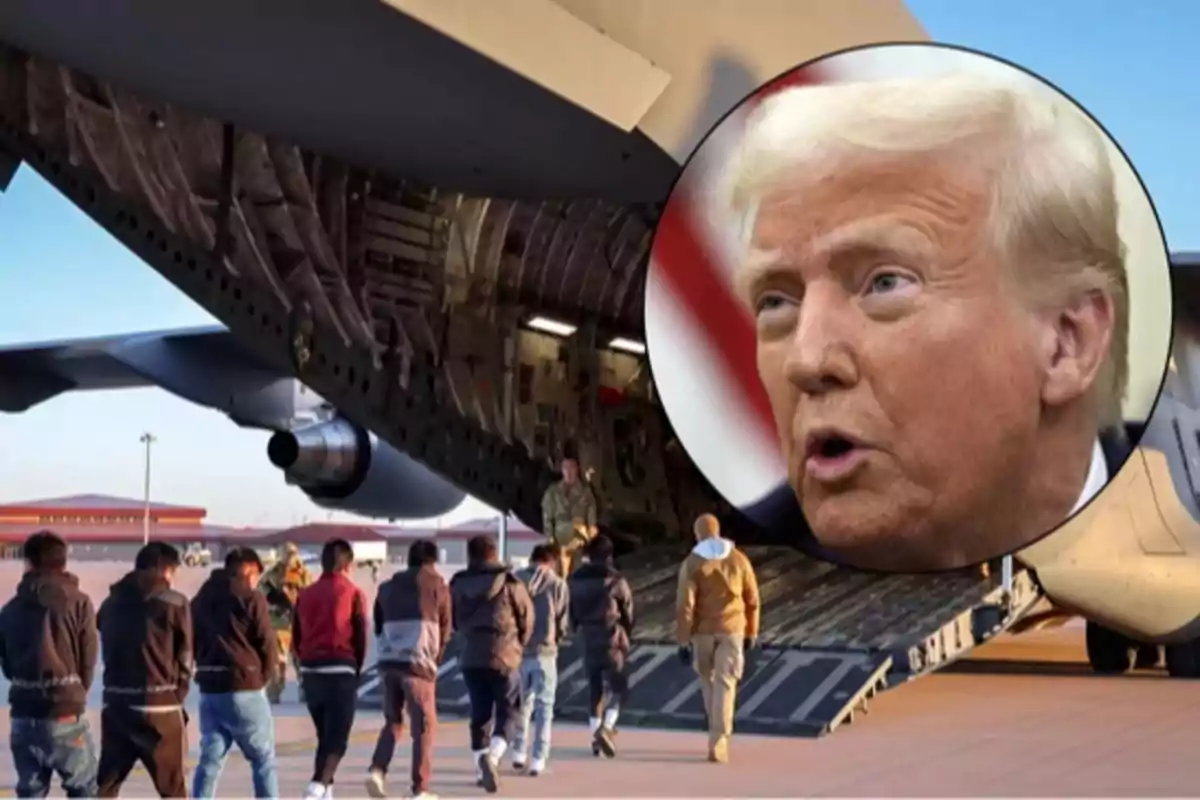 Un grupo de personas sube a un avión militar mientras en la esquina aparece el rostro de un hombre rubio de expresión seria.