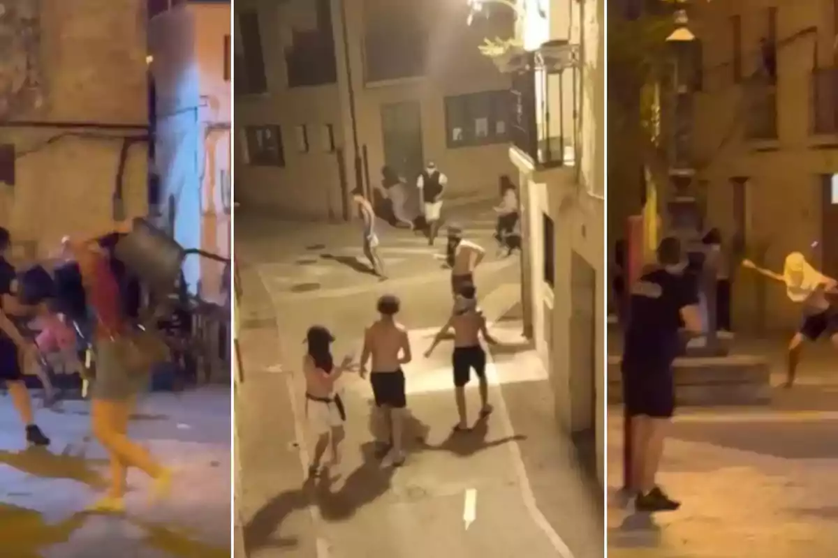 Personas corriendo y lanzando objetos en una calle durante la noche en un ambiente de caos y desorden