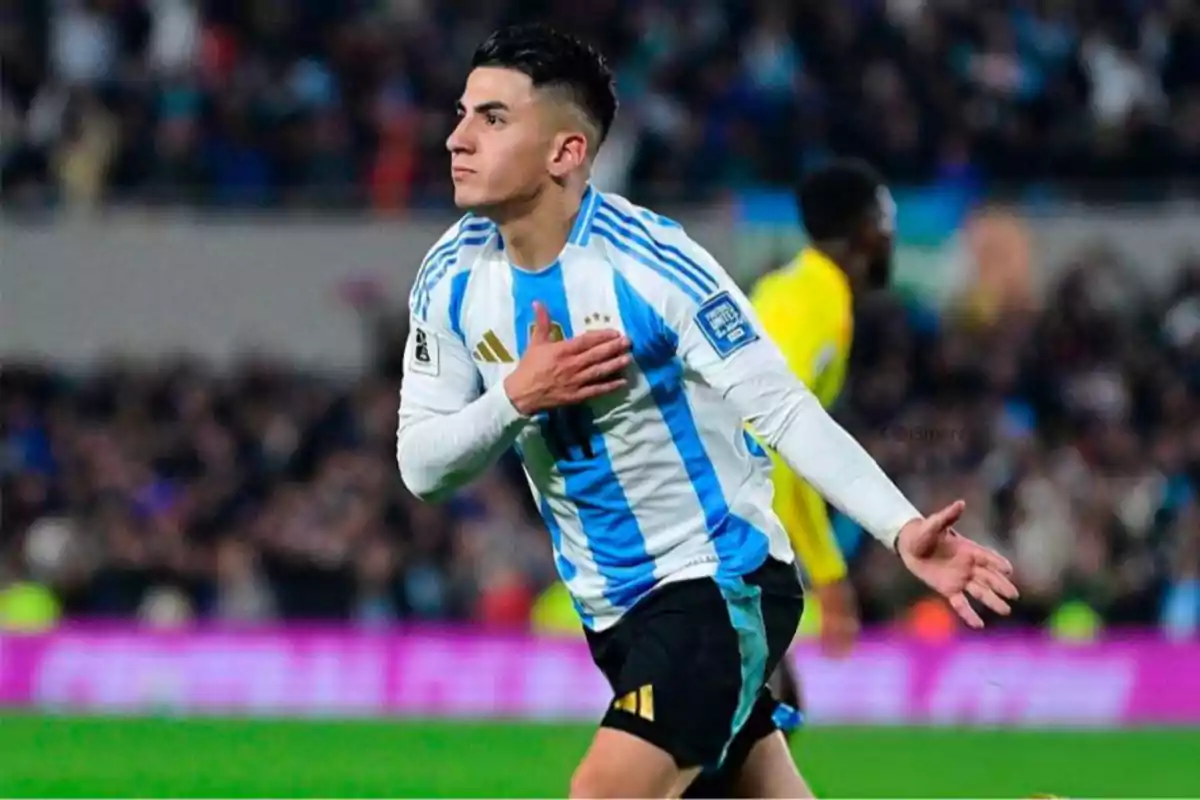 Futbolista argentino celebrando un gol con la mano en el pecho durante un partido Futbolista argentino celebrando un gol con la mano en el pecho durante un partido