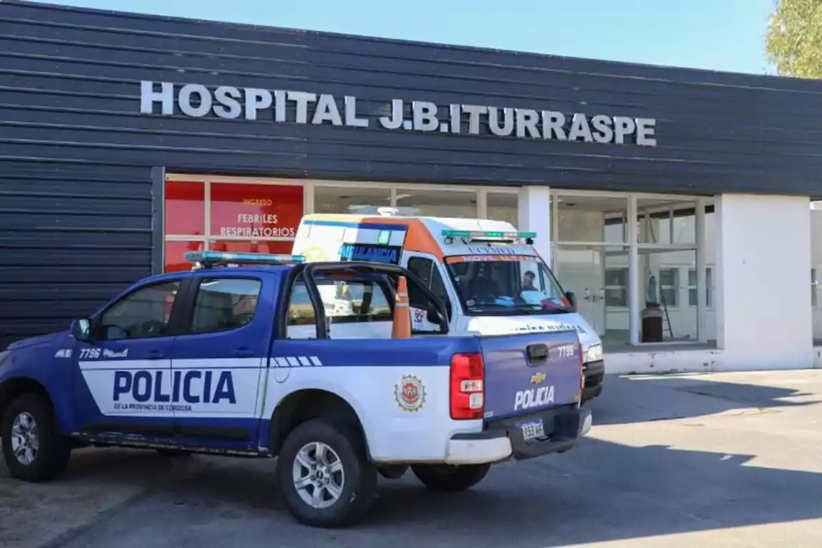 Patrulla policial y ambulancia estacionadas frente a la entrada del Hospital J.B. Iturraspe Patrulla policial y ambulancia estacionadas frente a la entrada del Hospital J.B. Iturraspe