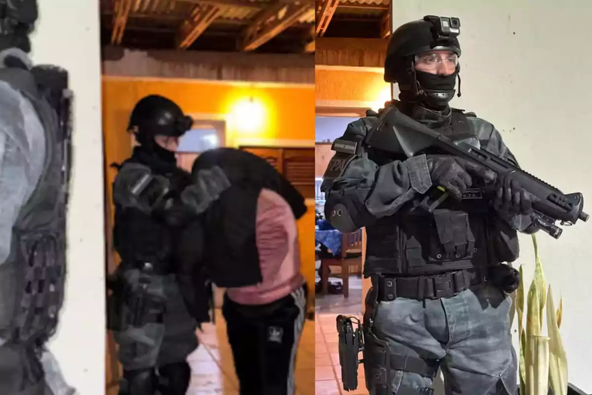 Elementos de un grupo táctico fuertemente armados realizan la detención de una persona en el interior de una vivienda iluminada con luz amarilla