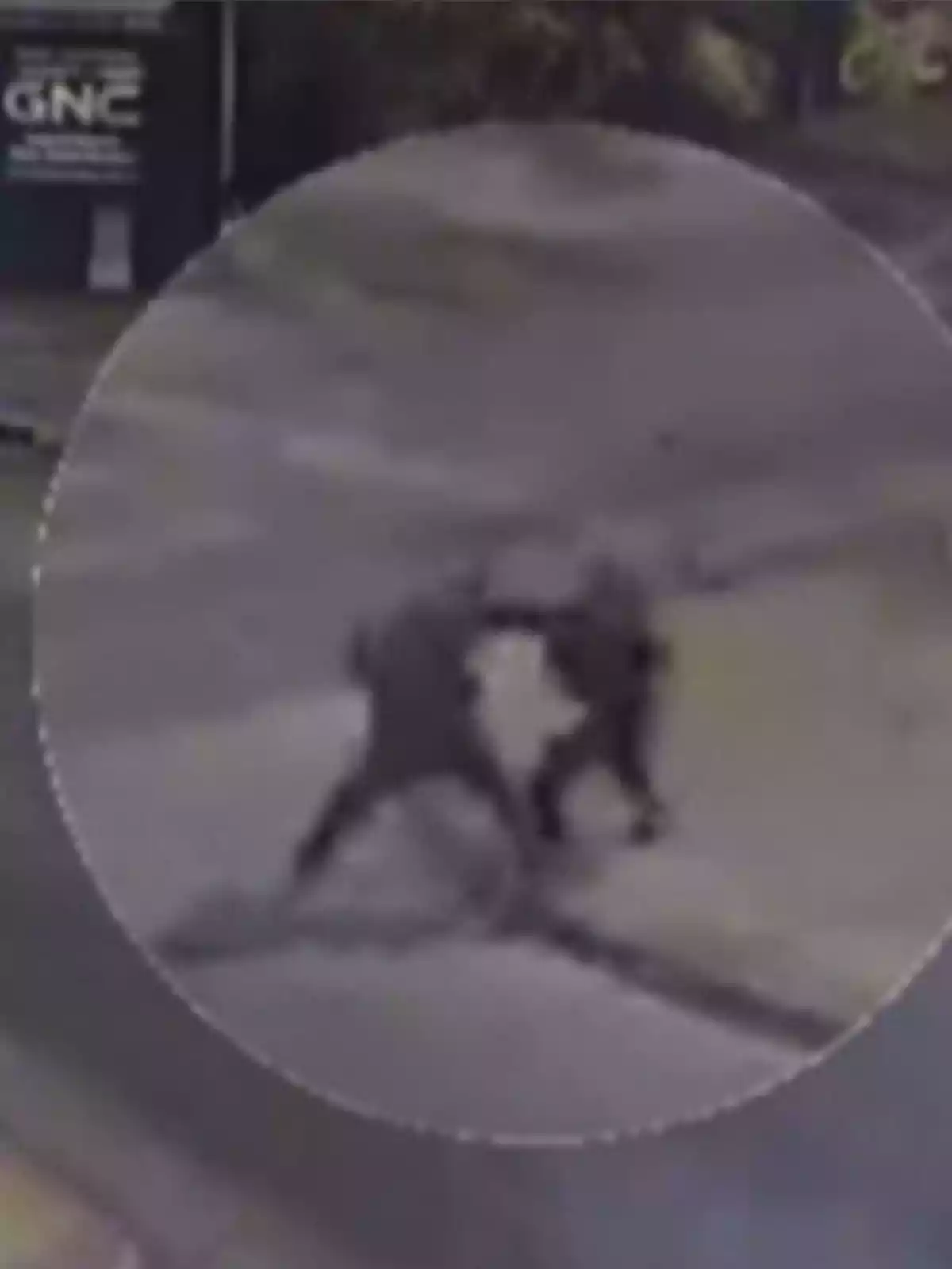 Dos personas forcejean en una calle captadas por una cámara de seguridad Dos personas forcejean en una calle captadas por una cámara de seguridad