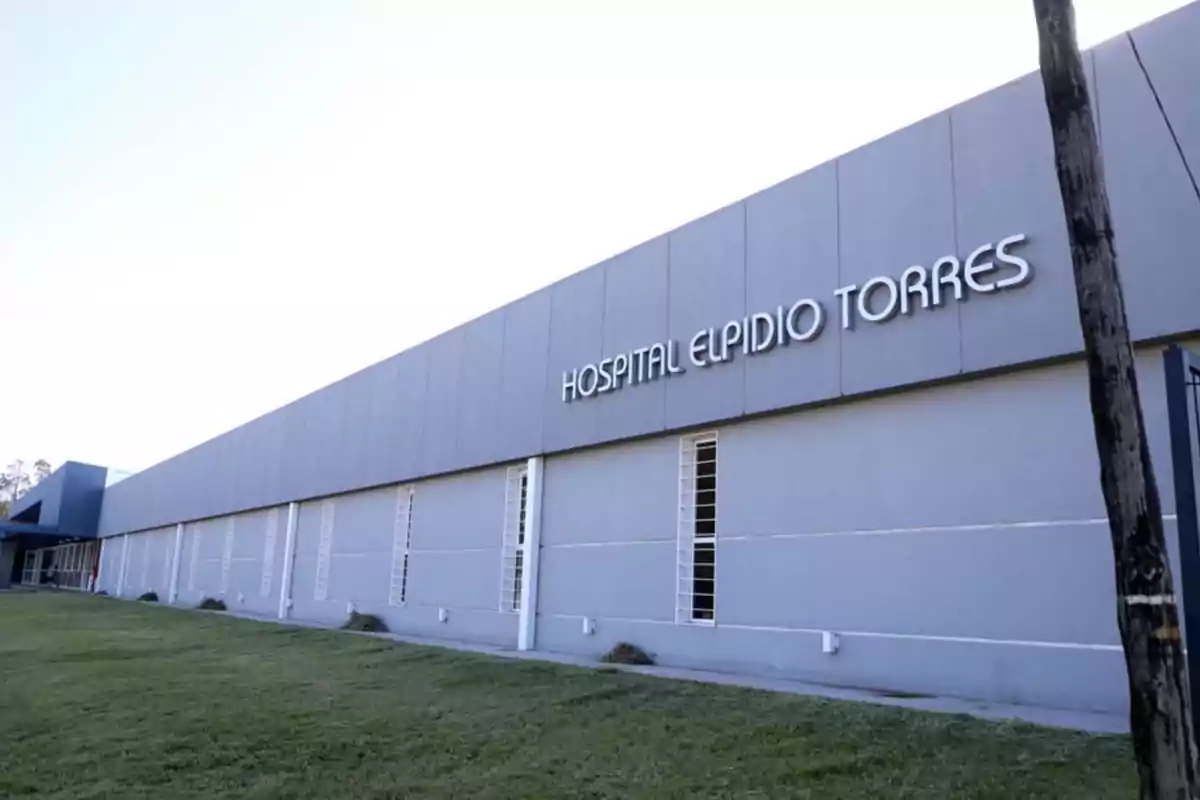Fachada del Hospital Elpidio Torres con césped en primer plano y cielo despejado Fachada del Hospital Elpidio Torres con césped en primer plano y cielo despejado