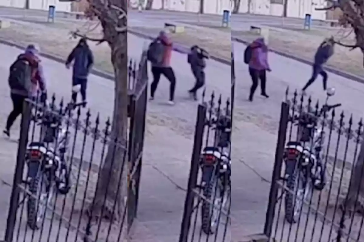 Secuencia de imágenes donde una persona con mochila repele a otra en la calle cerca de una reja y una motocicleta