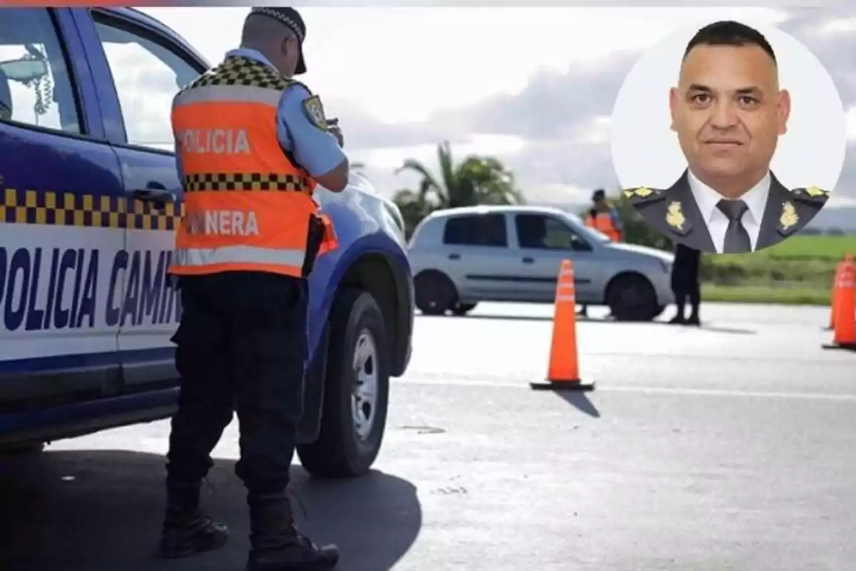 Un policía de tránsito con chaleco naranja junto a una patrulla realiza un control vehicular en la carretera mientras al fondo se observa un auto detenido y conos naranjas, en la esquina superior derecha aparece el retrato de un hombre con uniforme policial.