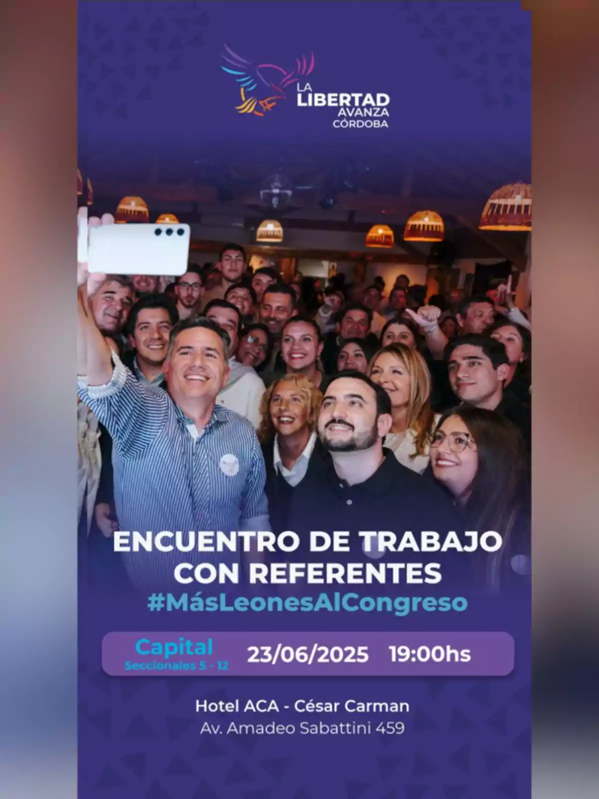 Un grupo de personas sonríe mientras se toma una selfie en un evento político de La Libertad Avanza Córdoba, con información sobre un encuentro de trabajo el 23 de junio de 2025 a las 19 horas en el Hotel ACA César Carman, Av. Amadeo Sabattini 459 Un grupo de personas sonríe mientras se toma una selfie en un evento político de La Libertad Avanza Córdoba, con información sobre un encuentro de trabajo el 23 de junio de 2025 a las 19 horas en el Hotel ACA César Carman, Av. Amadeo Sabattini 459