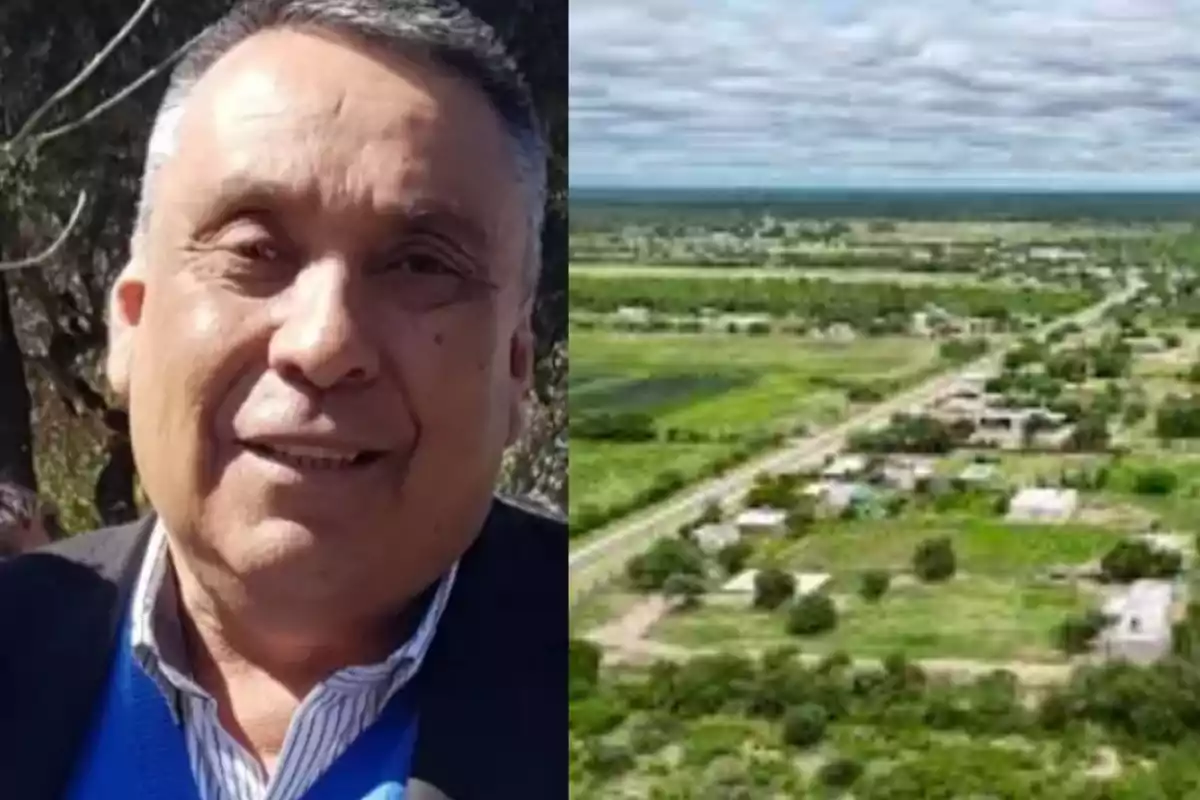 Un hombre de cabello canoso sonríe en primer plano mientras a su lado se observa una vista aérea de un pueblo rodeado de vegetación y caminos.