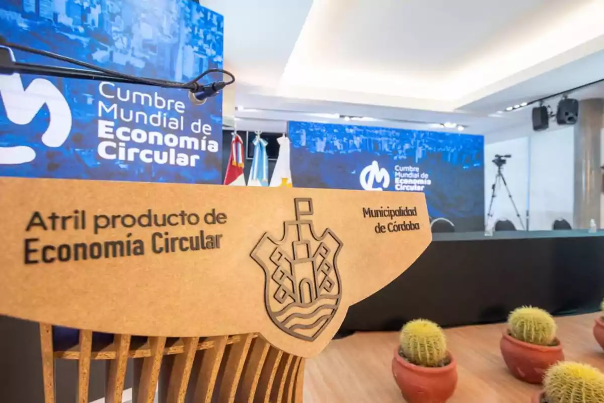 Conference stage with a wooden lectern featuring the coat of arms of the Municipality of Córdoba and the phrase Conference stage with a wooden lectern featuring the coat of arms of the Municipality of Córdoba and the phrase