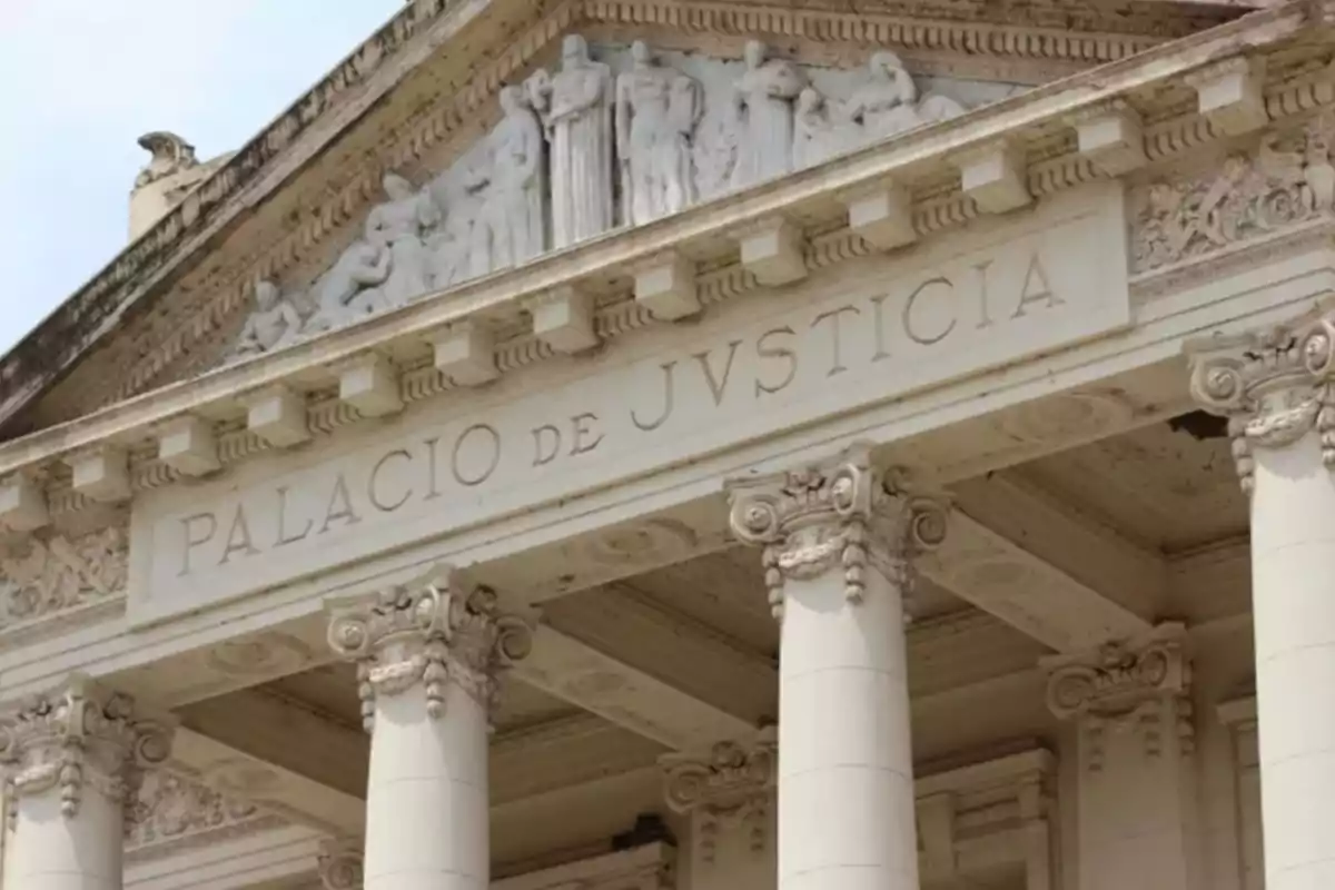 Fachada de un edificio antiguo con columnas y la inscripción Palacio de Justicia