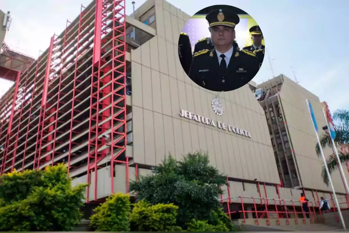 Edificio de la Jefatura de Policía con estructura roja y vegetación al frente, en la parte superior derecha aparece un recuadro con un hombre uniformado de policía