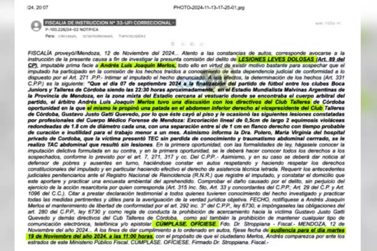 Official document from the Mendoza Prosecutor’s Office detailing a case of intentional minor injuries against Andrés Luis Joaquín Merlos, highlighting in yellow key parts such as the accusation, the description of the incident involving a kick to the vice president of Club Talleres de Córdoba, and the summons to a hearing on November 19, 2024, at 11 a.m. Official document from the Mendoza Prosecutor’s Office detailing a case of intentional minor injuries against Andrés Luis Joaquín Merlos, highlighting in yellow key parts such as the accusation, the description of the incident involving a kick to the vice president of Club Talleres de Córdoba, and the summons to a hearing on November 19, 2024, at 11 a.m.