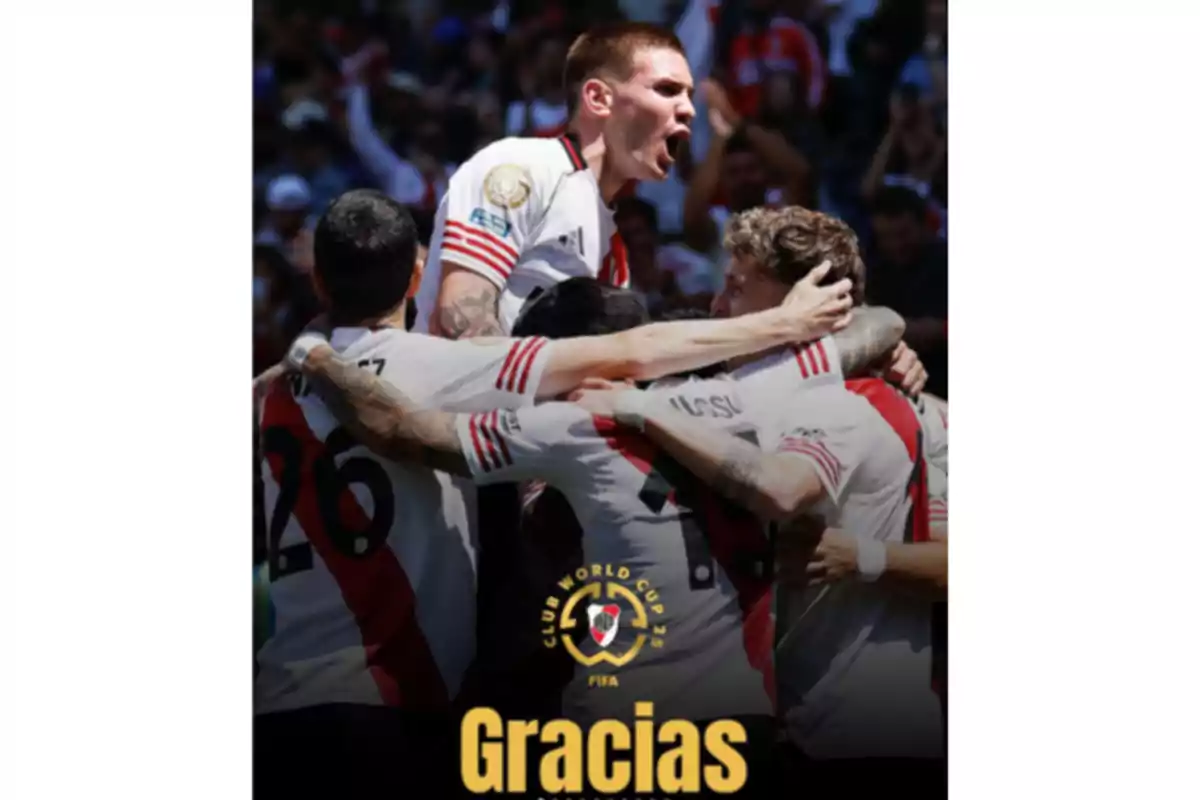 Jugadores de River Plate celebran un gol abrazados en la cancha con la palabra Gracias en la parte inferior Jugadores de River Plate celebran un gol abrazados en la cancha con la palabra Gracias en la parte inferior