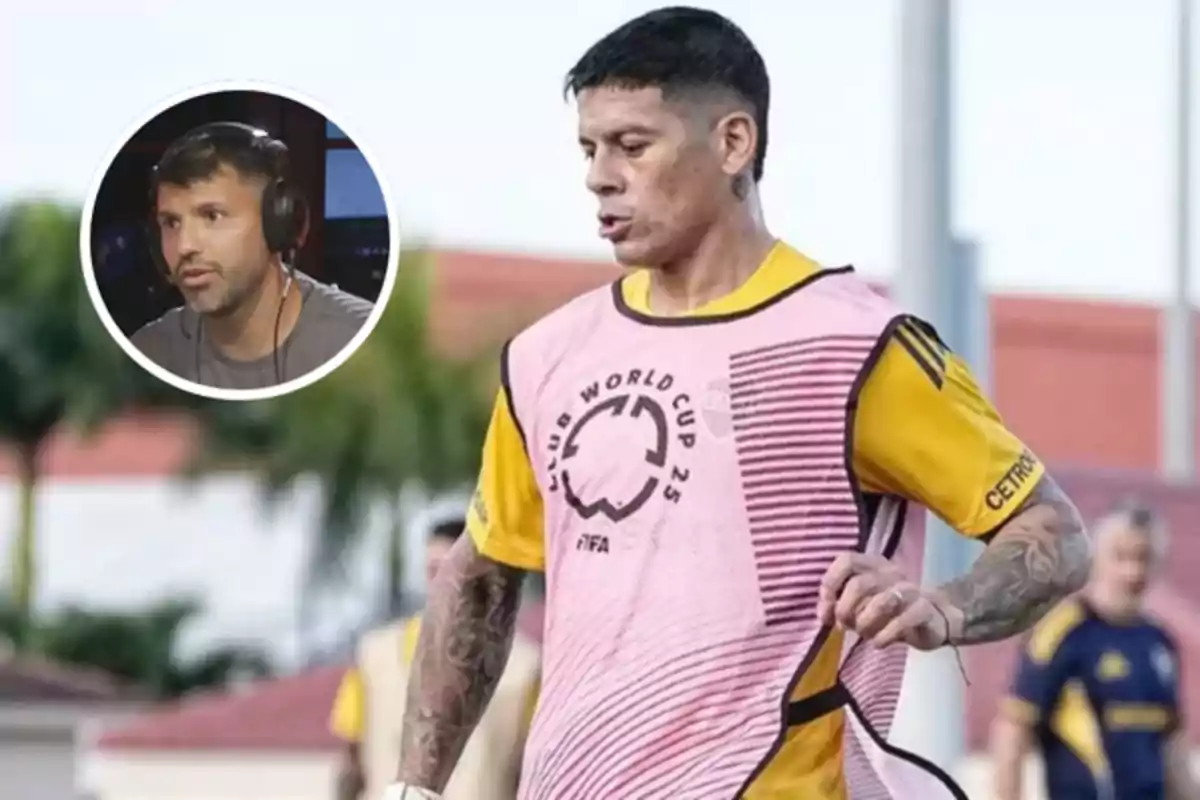 Un futbolista con camiseta de entrenamiento rosa y amarilla en primer plano y un recuadro con un hombre usando auriculares en la esquina superior izquierda