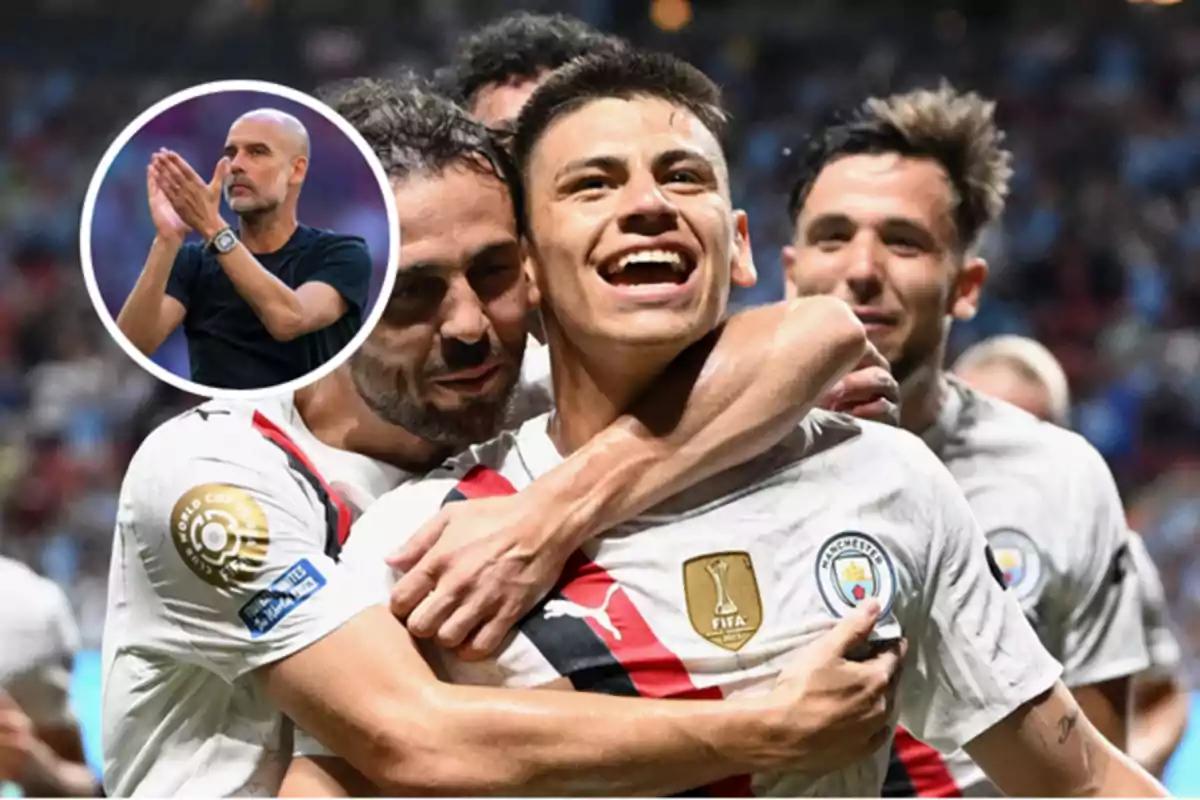 Jugadores del Manchester City celebran un gol mientras en un recuadro aparece un hombre aplaudiendo