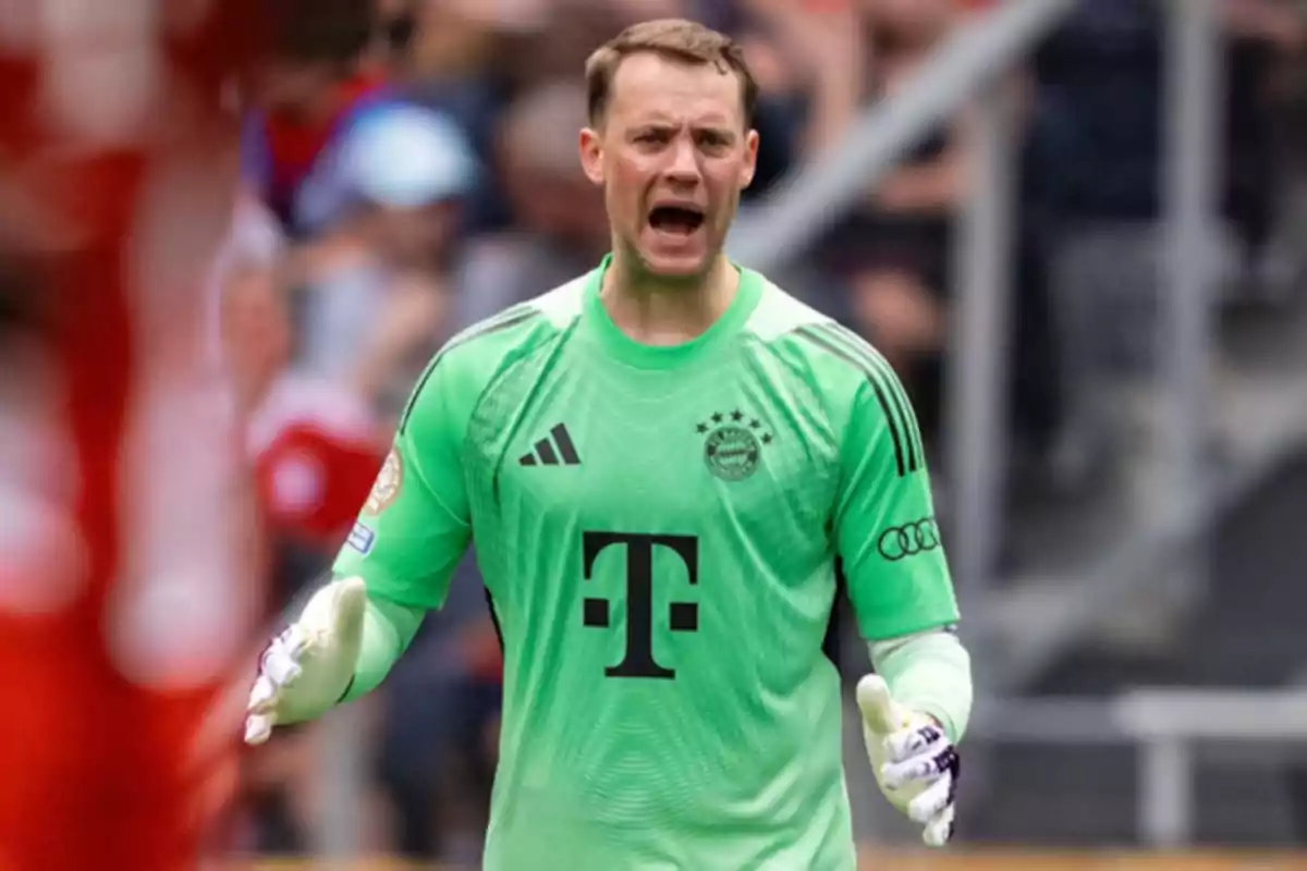 Portero de fútbol con uniforme verde del Bayern Múnich gesticulando durante un partido