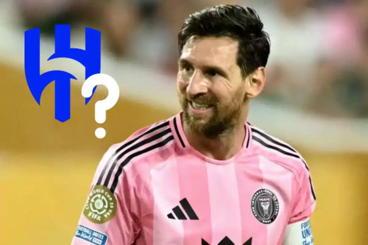 Futbolista con uniforme rosa del Inter Miami sonríe mientras a su lado aparece un escudo azul y un signo de interrogación