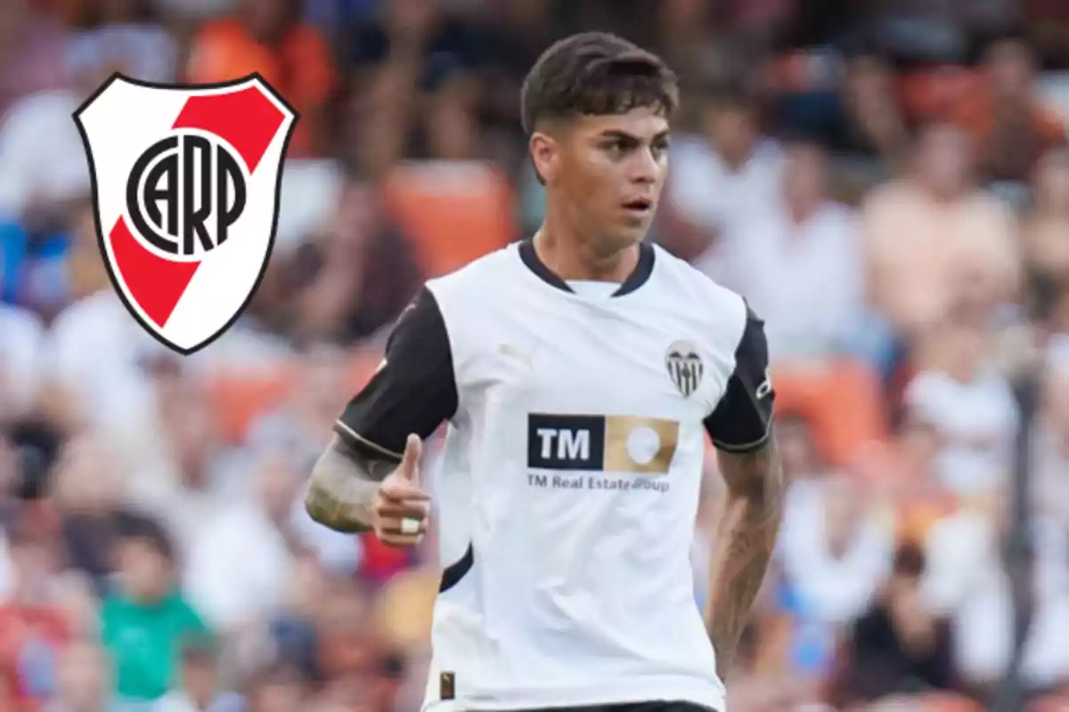 Valencia player on the field with the River Plate crest in the top left corner