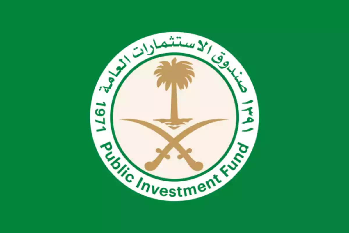Logo del Public Investment Fund de Arabia Saudita con una palmera y dos espadas doradas sobre fondo verde