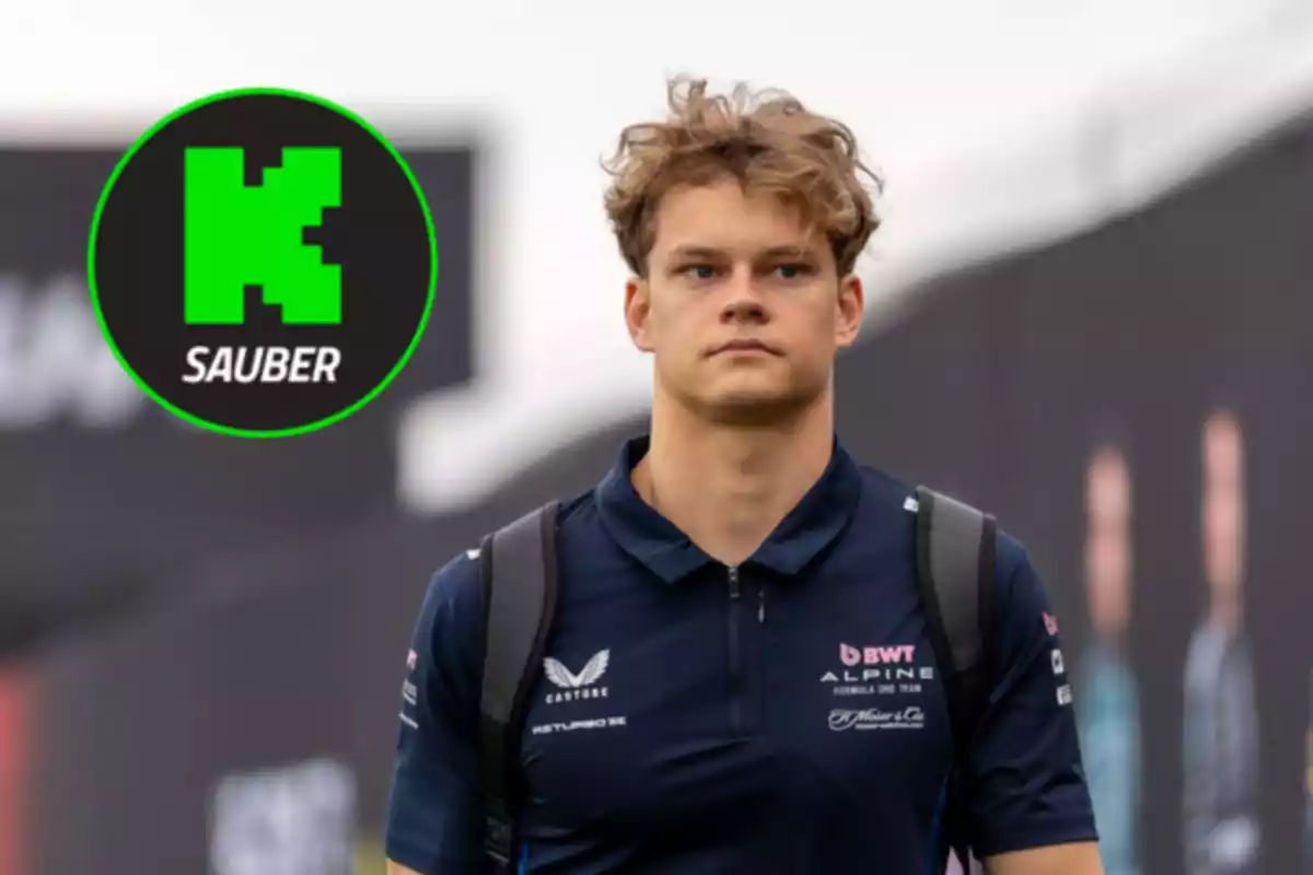 Joven con camiseta azul marino de Alpine F1 Team y mochila al hombro, al fondo un logo verde de Sauber