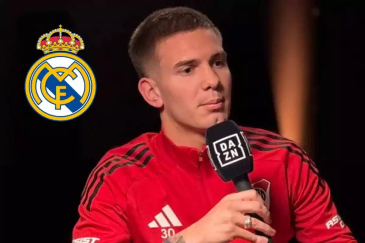 Un futbolista con chaqueta roja de River Plate sostiene un micrófono de DAZN mientras el escudo del Real Madrid aparece al fondo