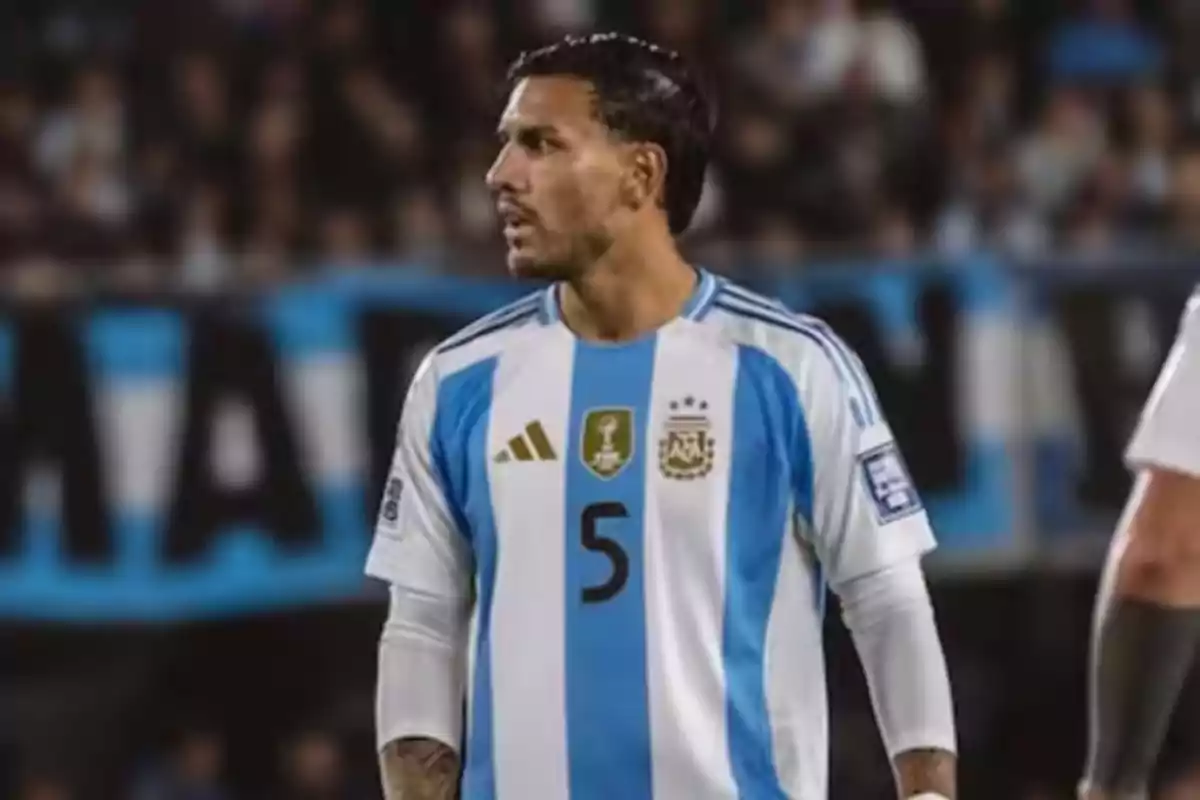 Futbolista con uniforme de la selección argentina durante un partido