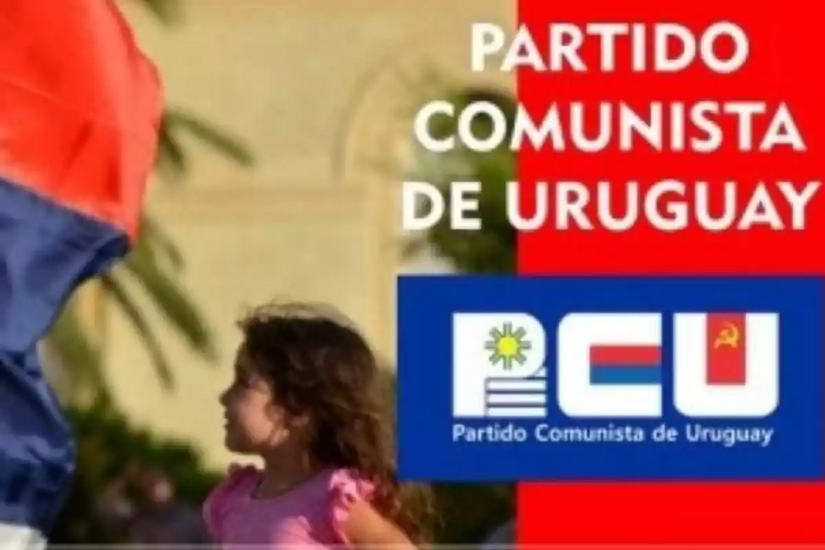 Una niña con camiseta rosa mira una bandera tricolor junto a un cartel del Partido Comunista de Uruguay con su logotipo y nombre en letras blancas sobre fondo rojo y azul Una niña con camiseta rosa mira una bandera tricolor junto a un cartel del Partido Comunista de Uruguay con su logotipo y nombre en letras blancas sobre fondo rojo y azul
