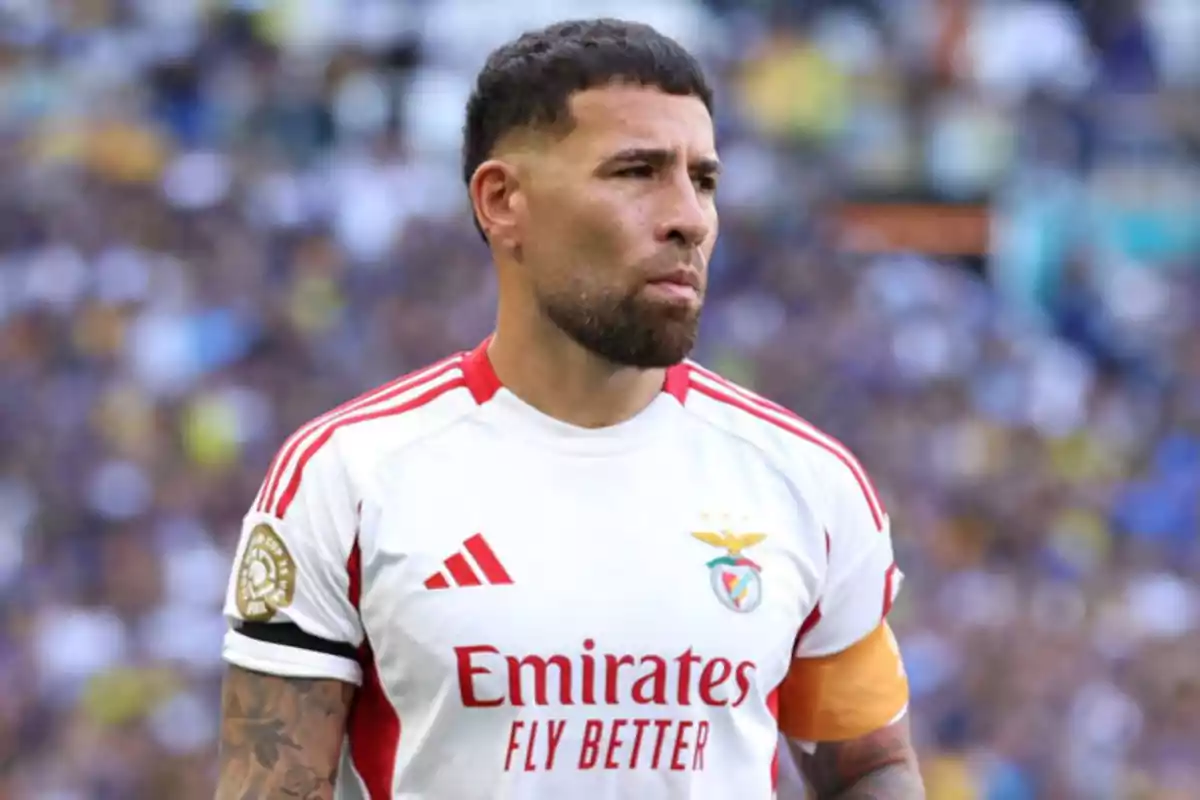 Futbolista con camiseta blanca y roja del Benfica en el campo durante un partido Futbolista con camiseta blanca y roja del Benfica en el campo durante un partido