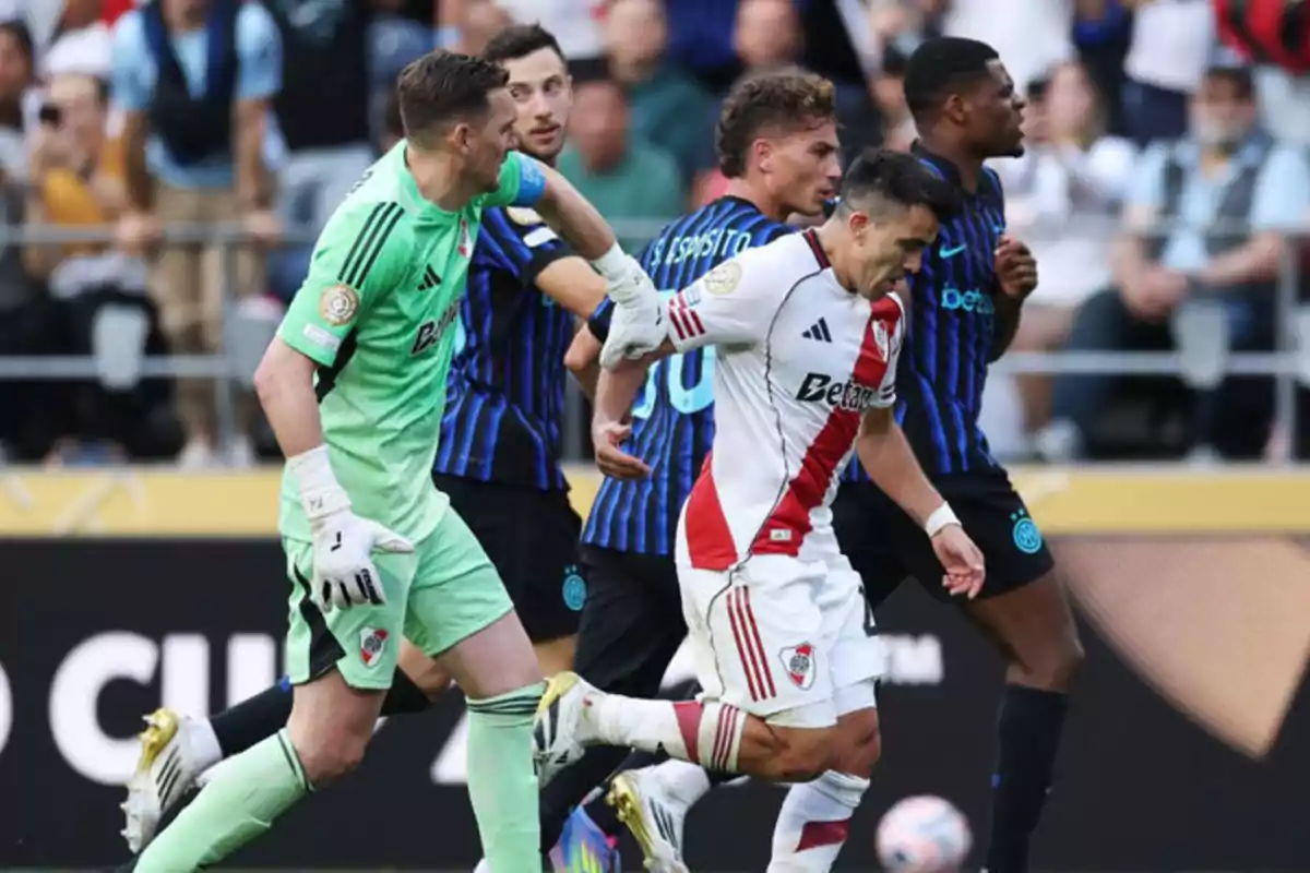 Jugadores de River Plate y Atalanta disputan el balón durante un partido de fútbol con el portero de River vestido de verde participando en la jugada Jugadores de River Plate y Atalanta disputan el balón durante un partido de fútbol con el portero de River vestido de verde participando en la jugada