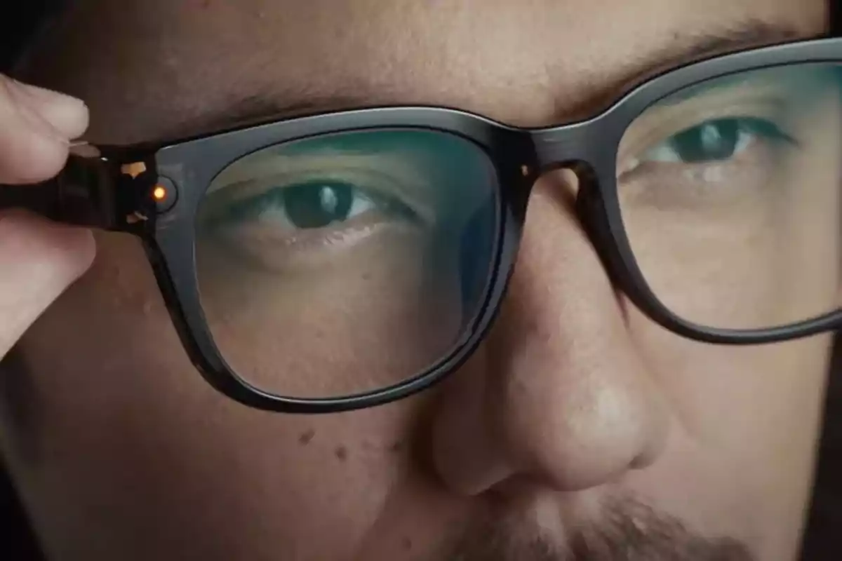 Persona usando unas gafas inteligentes con un pequeño indicador luminoso encendido en la montura Persona usando unas gafas inteligentes con un pequeño indicador luminoso encendido en la montura